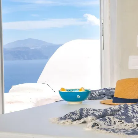 White Cave House Ía