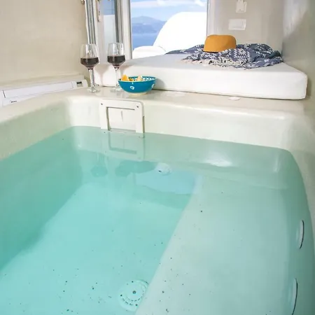 White Cave House Ía